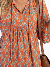 Amara | Midi-jurk met V-hals en geometrisch patroon